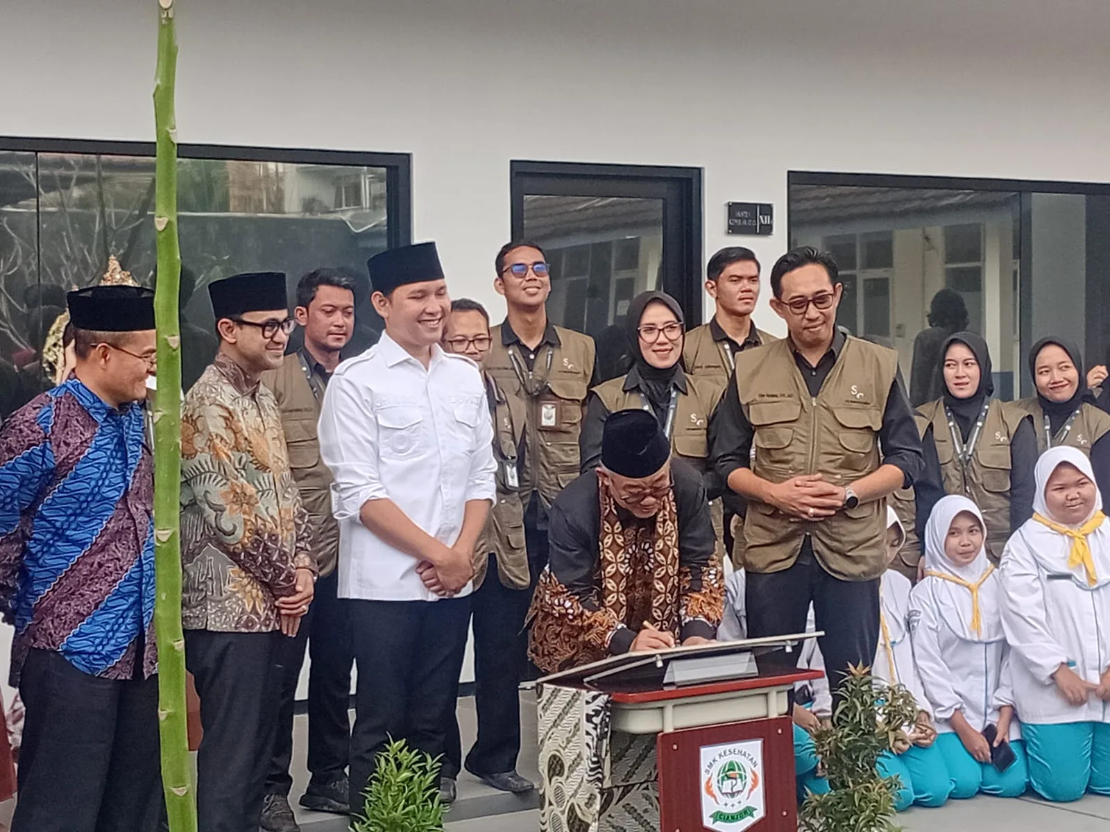 Menteri Pendidikan Dasar dan Menengah RI Abdul Mu’ti meresmikan Program Revitalisasi 83 Satuan Pendidikan di Kabupaten Cianjur yang dipusatkan di SMK Kesehatan Cianjur, Sabtu (31/1/2025). Foto: Fauzi/Cianjurupdate