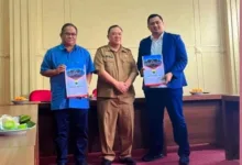 Sekretaris Daerah Kabupaten Cianjur (tengah) didampingi Direktur Utama Perumdam Tirta Mukti, Syamsul Hadi (kiri), dan Anggota Dewan Pengawas (kanan) berfoto bersama usai acara penyerahan Surat Keputusan (SK) di lingkungan Pemkab Cianjur, baru-baru ini. Foto: Istimewa.