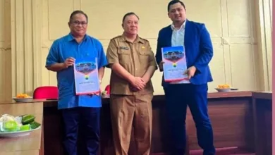 Sekretaris Daerah Kabupaten Cianjur (tengah) didampingi Direktur Utama Perumdam Tirta Mukti, Syamsul Hadi (kiri), dan Anggota Dewan Pengawas (kanan) berfoto bersama usai acara penyerahan Surat Keputusan (SK) di lingkungan Pemkab Cianjur, baru-baru ini. Foto: Istimewa.