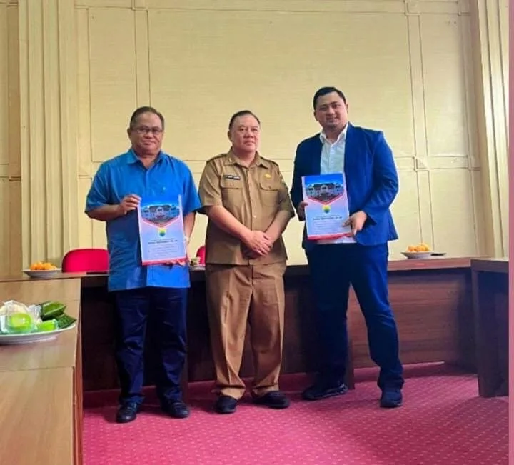Sekretaris Daerah Kabupaten Cianjur (tengah) didampingi Direktur Utama Perumdam Tirta Mukti, Syamsul Hadi (kiri), dan Anggota Dewan Pengawas (kanan) berfoto bersama usai acara penyerahan Surat Keputusan (SK) di lingkungan Pemkab Cianjur, baru-baru ini. Foto: Istimewa.