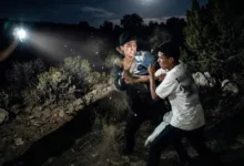 ILUSTRASI DUEL. Suasana perkelahian antar-pelajar di tengah kegelapan malam yang disorot lampu senter, menggambarkan insiden duel antara siswa SMP dan SMA di Sindangbarang, Cianjur, Sabtu (17/1/2024).