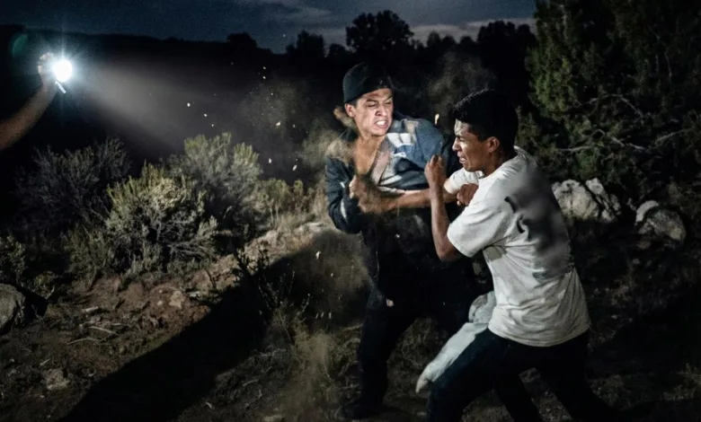 ILUSTRASI DUEL. Suasana perkelahian antar-pelajar di tengah kegelapan malam yang disorot lampu senter, menggambarkan insiden duel antara siswa SMP dan SMA di Sindangbarang, Cianjur, Sabtu (17/1/2024).