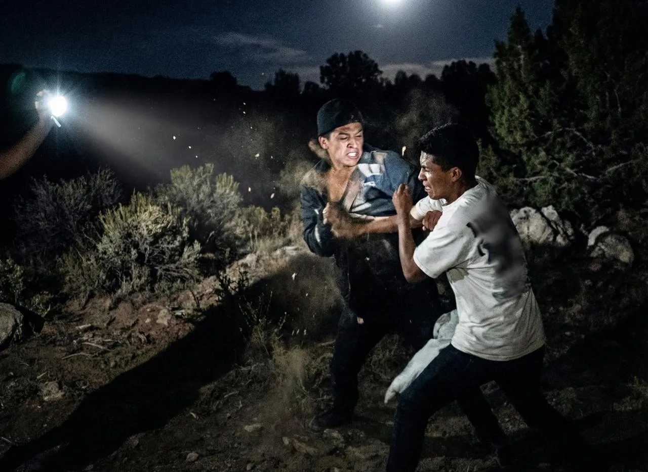 ILUSTRASI DUEL. Suasana perkelahian antar-pelajar di tengah kegelapan malam yang disorot lampu senter, menggambarkan insiden duel antara siswa SMP dan SMA di Sindangbarang, Cianjur, Sabtu (17/1/2024).