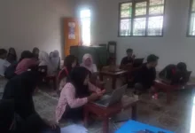 ASAH KETERAMPILAN DIGITAL: Sejumlah warga belajar PKBM Bina Insan Mulia tampak fokus mengikuti pelatihan komputer di Kampung Kedung, Cianjur.