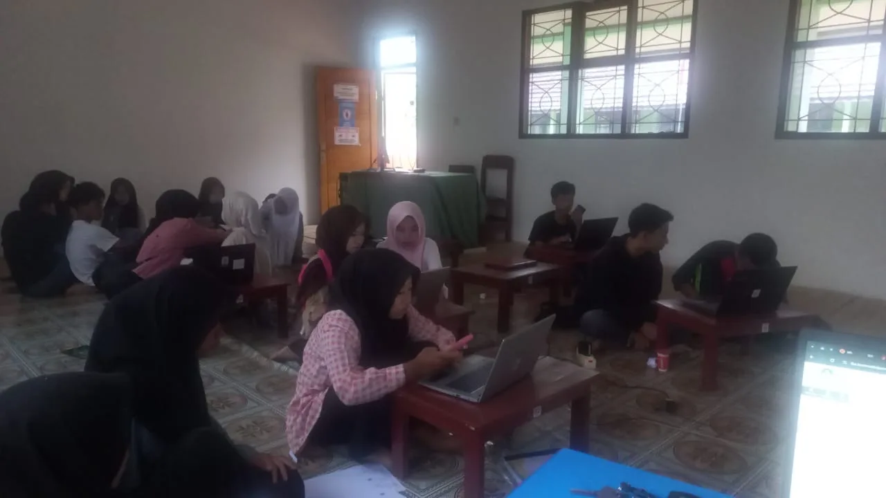 ASAH KETERAMPILAN DIGITAL: Sejumlah warga belajar PKBM Bina Insan Mulia tampak fokus mengikuti pelatihan komputer di Kampung Kedung, Cianjur.