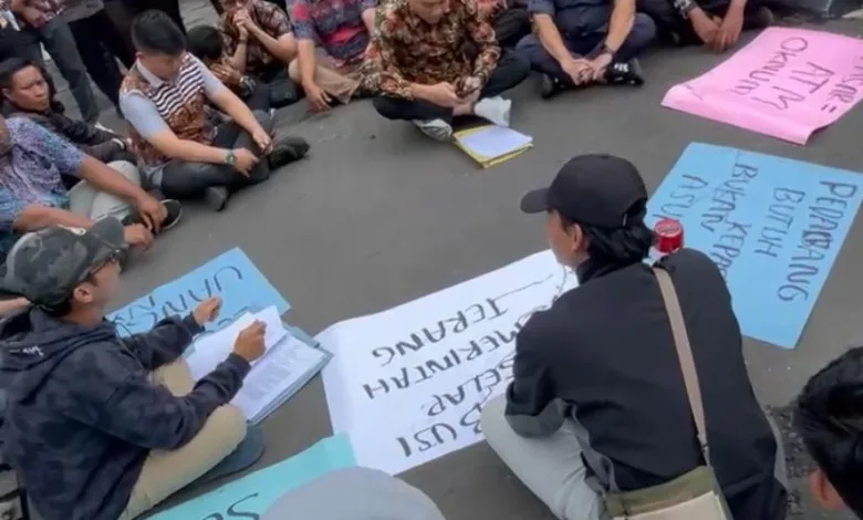 JIM Cianjur melakukan aksi unjuk rasa ke Diskumdagin Cianjur, Kamis (15/1/2026). (Dok/Istimewa)