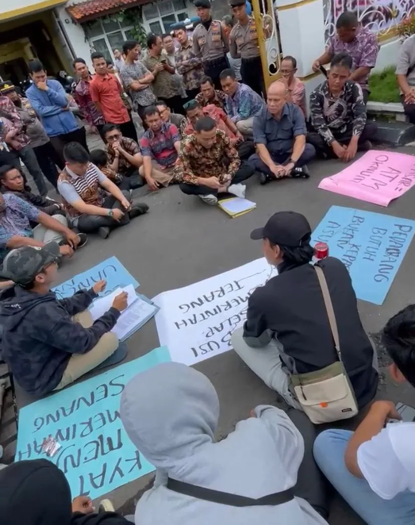 JIM Cianjur melakukan aksi unjuk rasa ke Diskumdagin Cianjur, Kamis (15/1/2026). (Dok/Istimewa)