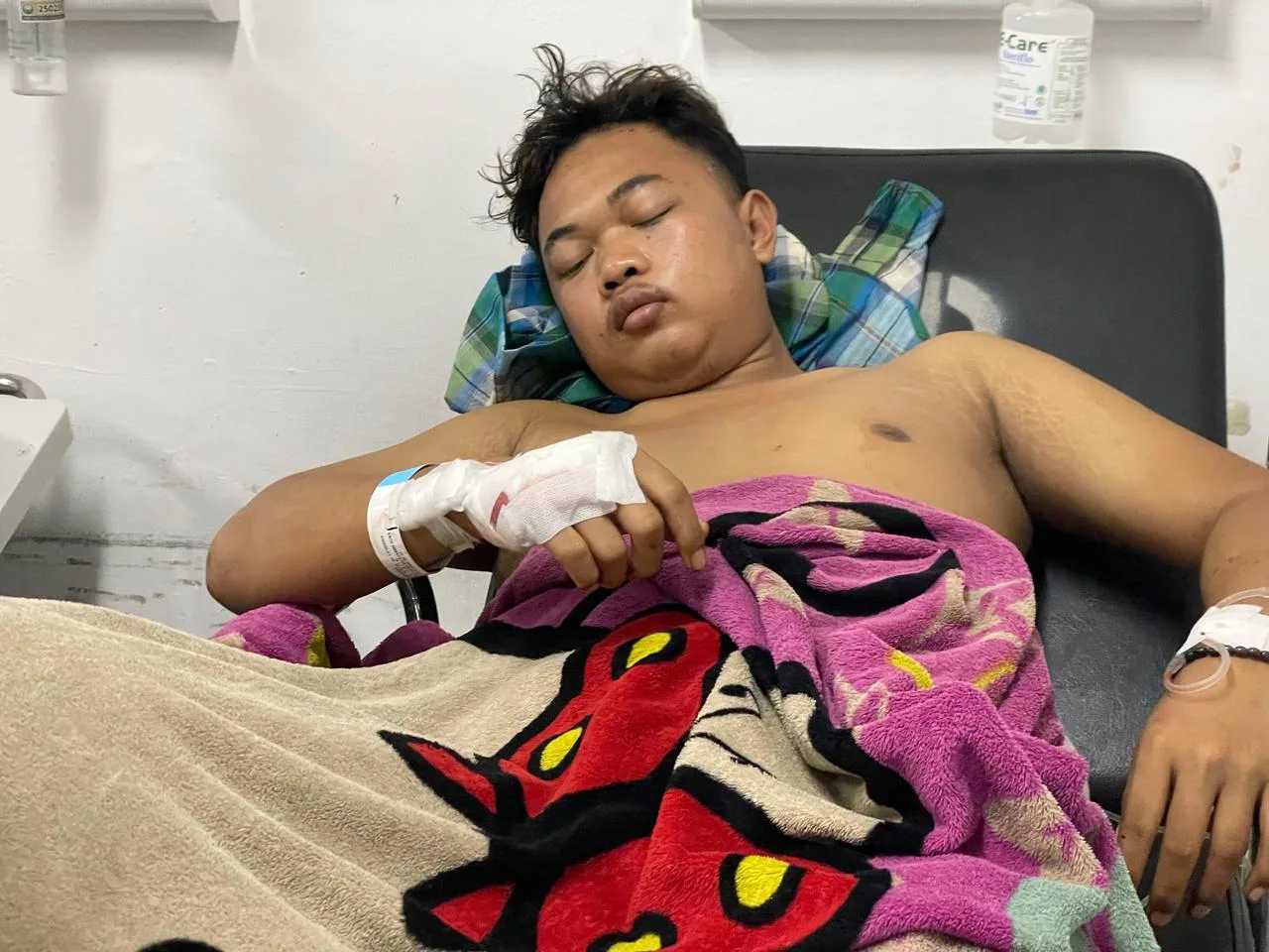 Lucky Irawan (21), korban pembacokan oleh gerombolan bermotor di Sukaluyu, mendapatkan perawatan intensif di rumah sakit, Minggu (18/1/2026). (Foto: Vito/Cianjur Update)