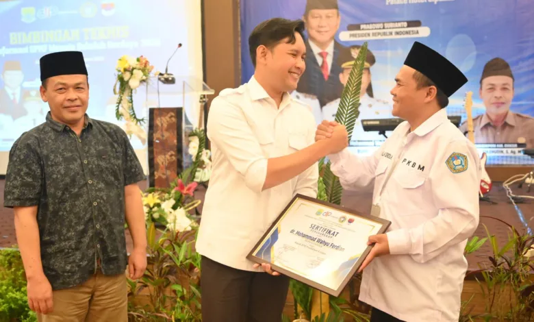 Bupati Cianjur, Mohammad Wahyu Ferdian (tengah) didampingi Kepala Disdikpora (kiri) berjabat tangan dengan Ketua DPD FK PKBM, Deni Abdul Kholik (kanan) usai membuka Bimtek Pendidikan Kesetaraan di Cipanas, Jumat (13/2/2026).