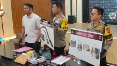 Kapolres Cianjur, AKBP A Alexander Yurikho Hadi (tengah), didampingi jajarannya menunjukkan barang bukti senjata tajam jenis celurit yang digunakan komplotan begal sadis saat gelar perkara di Mapolres Cianjur