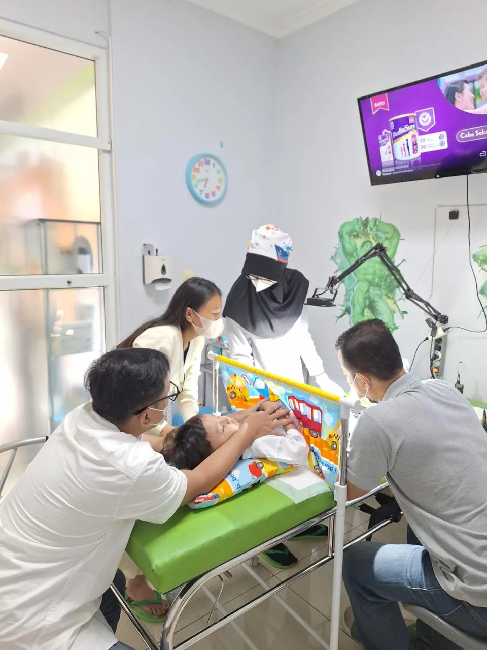 Bukti Nyata Layanan 'Didampingi'." Inilah penerapan konsep layanan 3D yang sesungguhnya. Terlihat sang Ayah dan Ibu (Riri Andini) diperbolehkan masuk ke ruang tindakan (OK) untuk memeluk dan menenangkan Eshar secara langsung.