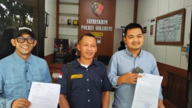 Kuasa hukum korban, Apriyanto, S.H. (tengah), bersama perwakilan korban menunjukkan Surat Pemberitahuan Perkembangan Hasil Penyelidikan (SP2HP) usai mendatangi ruang Satreskrim Polres Sukabumi.