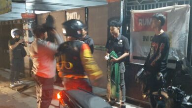 Personel kepolisian memberikan teguran dan imbauan persuasif kepada sekelompok pemuda yang kedapatan berkumpul pada dini hari di salah satu titik rawan.