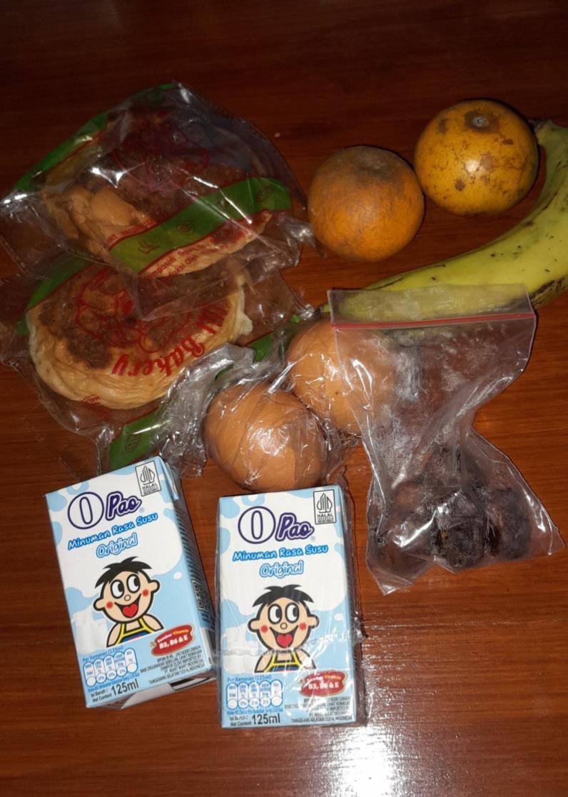 Rincian paket Makan Bergizi Gratis (MBG) untuk balita dan siswa TK di Desa Nagrak, Cianjur, yang terdiri dari roti, telur, jeruk, pisang, kurma, serta minuman susu "O-Pao" asal Shandong, China