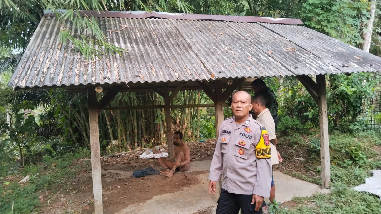 Petugas kecamatan bersama aparat dan warga saat melakukan penanganan terhadap diduga ODGJ yang sempat dipasung di Kampung Cipendeuey, Desa Nagasari, Kecamatan Leles, Kabupaten Cianjur. (Foto: Istimewa)