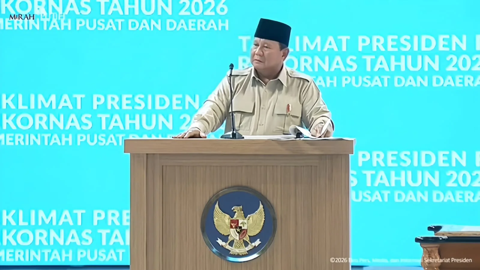 Presiden Prabowo Subianto menyampaikan capaian Program Makan Bergizi Gratis (MBG) yang telah menjangkau 60 juta penerima manfaat dalam Taklimat Presiden pada Rakornas Pemerintah Pusat dan Daerah 2026 di SICC Bogor, Jawa Barat, Senin (2/2/2026). Foto: YouTube Sekertariat Presiden