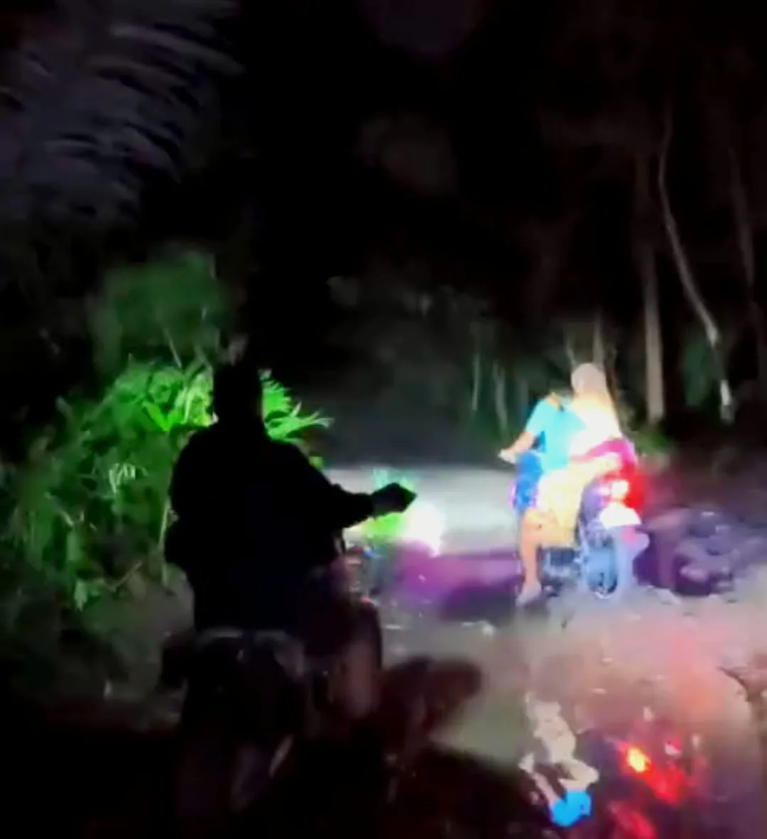 Jalan Rusak di Cikadu Cianjur, Ibu Muda Melahirkan Darurat di Rumah Warga Akibat Akses Terhambat