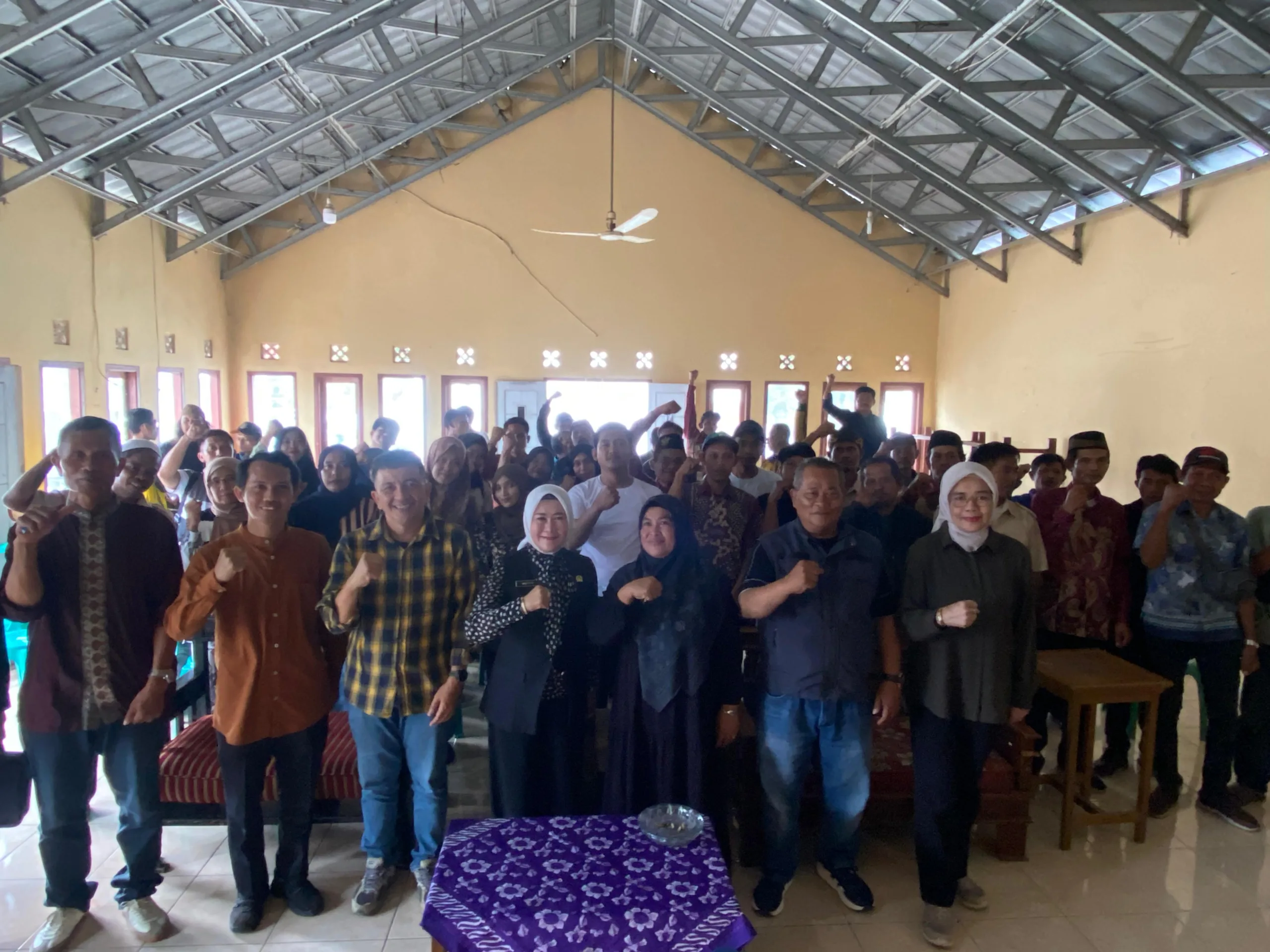 Reses Ketua DPRD Cianjur Berakhir di Sukamulya, Warga Antusias Sambut Metty Triantika