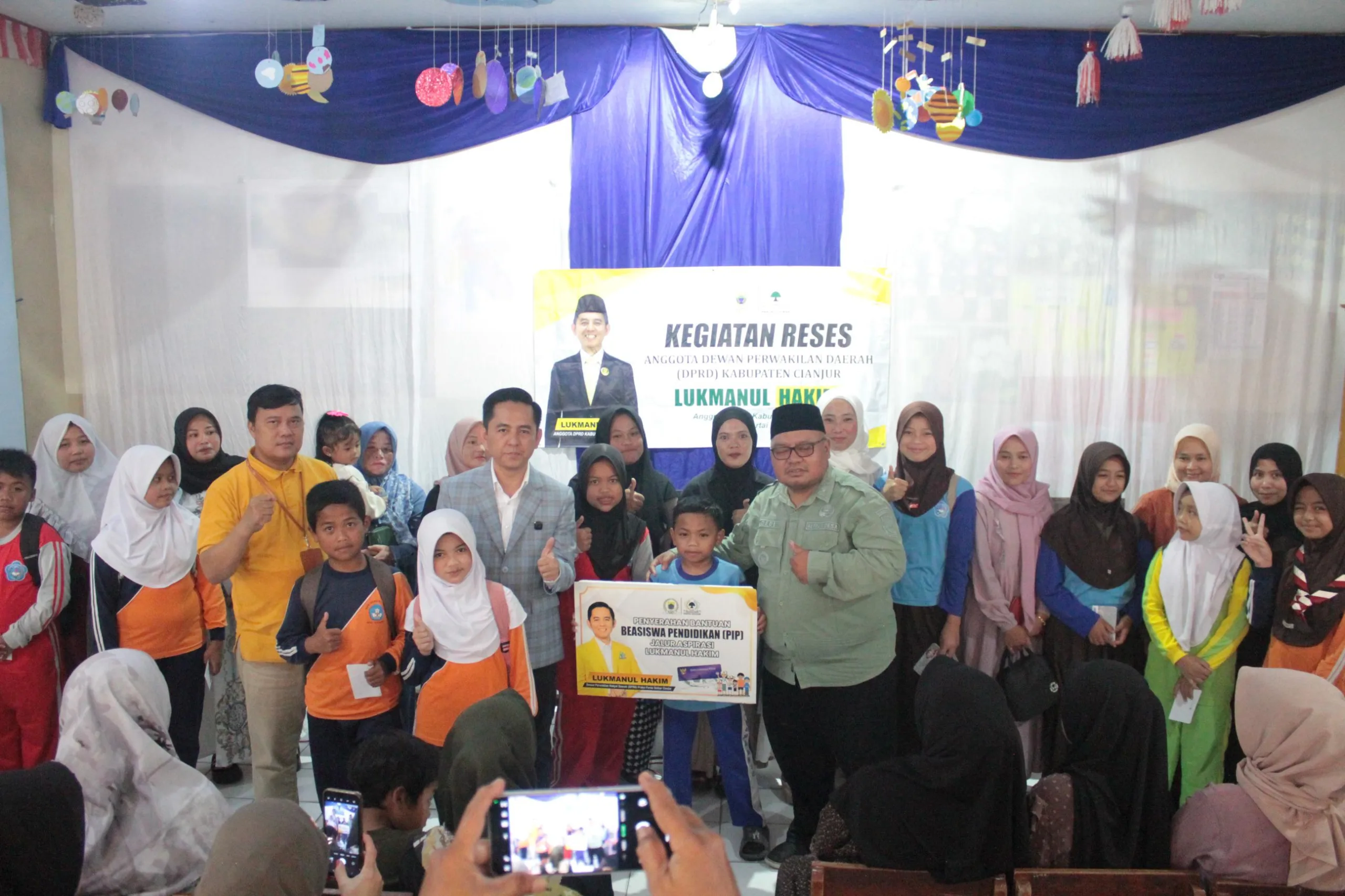 Lukmanul Hakim Gelar Reses di Desa Sindangjaya Cipanas, Beri Bantuan Beasiswa Aspirasi ke 208 Siswa SD