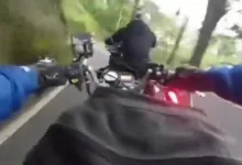 Detik-detik kecelakaan di Jalur Cianjur Selatan terekam dashcam. Pemotor Suzuki Satria FU keluar jalur hingga terperosok ke semak-semak usai diduga digunting moge yang menyalip. Foto: Istimewa