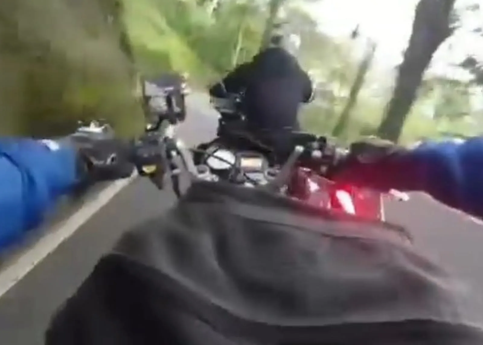 Detik-detik kecelakaan di Jalur Cianjur Selatan terekam dashcam. Pemotor Suzuki Satria FU keluar jalur hingga terperosok ke semak-semak usai diduga digunting moge yang menyalip. Foto: Istimewa