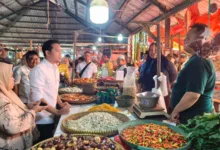 Bupati Cianjur, Mohammad Wahyu Ferdian, berdialog dengan pedagang saat peluncuran program ASN Bersinar di Pasar Induk Cianjur, Jumat (13/2/2026). Foto: Istimewa