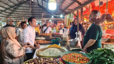 Bupati Cianjur, Mohammad Wahyu Ferdian, berdialog dengan pedagang saat peluncuran program ASN Bersinar di Pasar Induk Cianjur, Jumat (13/2/2026). Foto: Istimewa