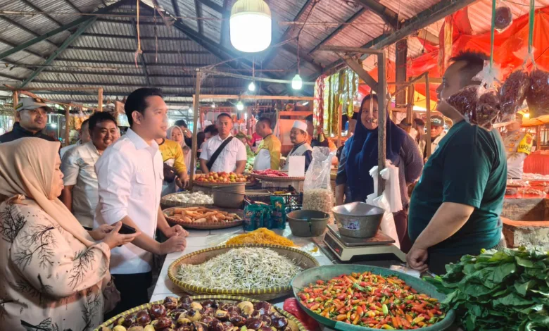 Bupati Cianjur, Mohammad Wahyu Ferdian, berdialog dengan pedagang saat peluncuran program ASN Bersinar di Pasar Induk Cianjur, Jumat (13/2/2026). Foto: Istimewa