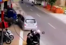 Detik-detik mobil Suzuki Aerio menabrak sejumlah kendaraan yang terparkir di Jalan Raya Kampung Babakan, Desa Cidamar, Cidaun, Minggu (15/2/2026). Tujuh orang dilaporkan luka-luka dalam insiden tersebut. (Foto: tangkapan layar CCTV warga)