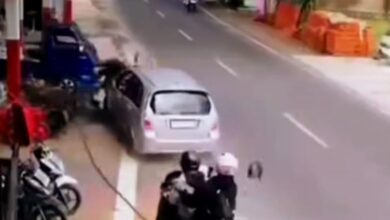 Detik-detik mobil Suzuki Aerio menabrak sejumlah kendaraan yang terparkir di Jalan Raya Kampung Babakan, Desa Cidamar, Cidaun, Minggu (15/2/2026). Tujuh orang dilaporkan luka-luka dalam insiden tersebut. (Foto: tangkapan layar CCTV warga)