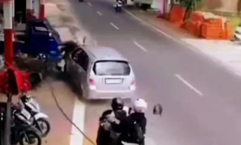 Detik-detik mobil Suzuki Aerio menabrak sejumlah kendaraan yang terparkir di Jalan Raya Kampung Babakan, Desa Cidamar, Cidaun, Minggu (15/2/2026). Tujuh orang dilaporkan luka-luka dalam insiden tersebut. (Foto: tangkapan layar CCTV warga)