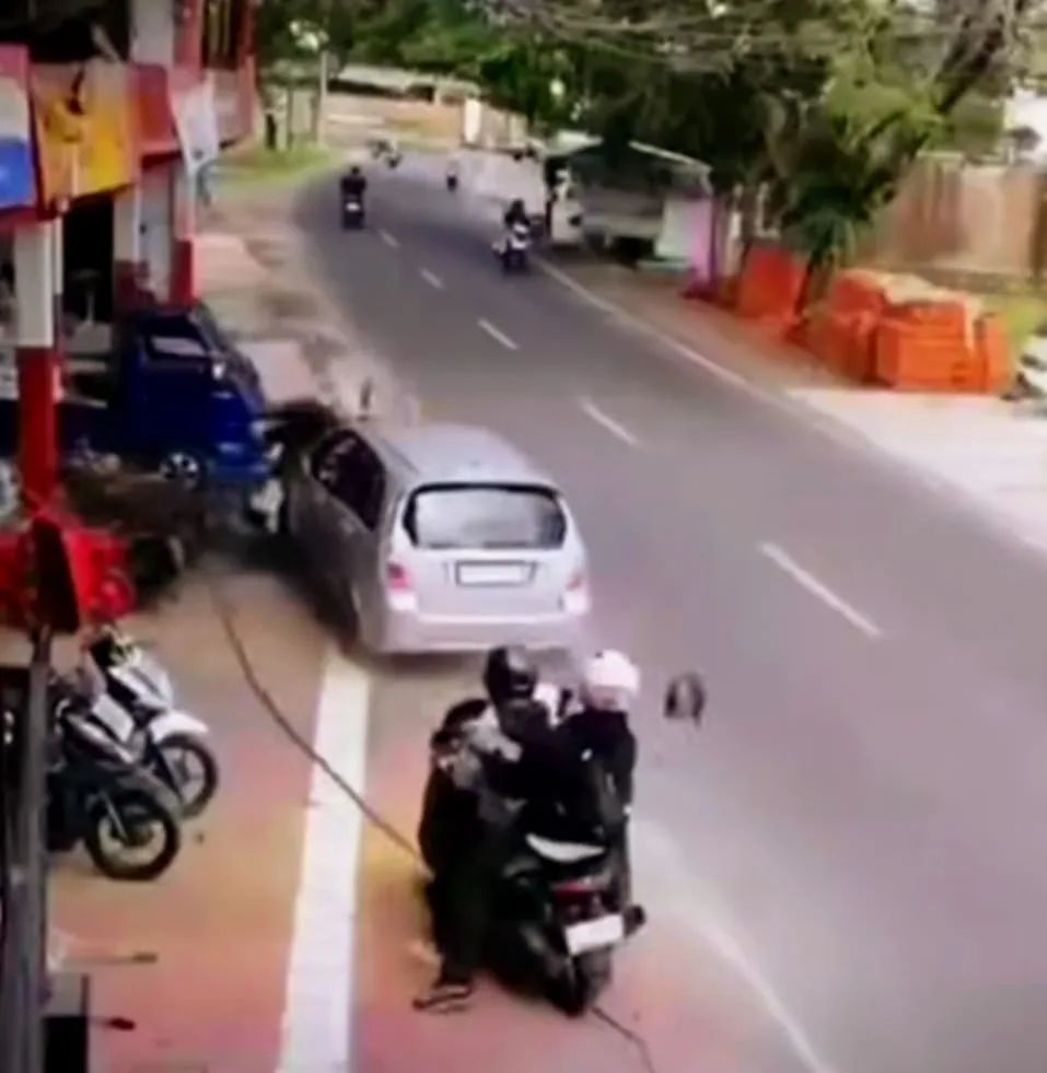 Detik-detik mobil Suzuki Aerio menabrak sejumlah kendaraan yang terparkir di Jalan Raya Kampung Babakan, Desa Cidamar, Cidaun, Minggu (15/2/2026). Tujuh orang dilaporkan luka-luka dalam insiden tersebut. (Foto: tangkapan layar CCTV warga)