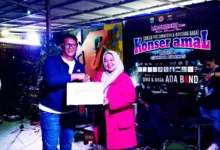 Perwakilan Pemkab Cianjur bersama musisi nasional Dika dan Naga saat penyerahan simbolis donasi dalam Konser Amal di Moonlight Cafe Cianjur. Kegiatan kolaboratif ini berhasil menghimpun lebih dari Rp15 juta untuk korban bencana di Sumatera dan Bandung Barat. Foto: Rendi Irawan/CianjurUpdate