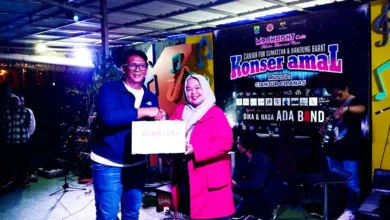 Perwakilan Pemkab Cianjur bersama musisi nasional Dika dan Naga saat penyerahan simbolis donasi dalam Konser Amal di Moonlight Cafe Cianjur. Kegiatan kolaboratif ini berhasil menghimpun lebih dari Rp15 juta untuk korban bencana di Sumatera dan Bandung Barat. Foto: Rendi Irawan/CianjurUpdate