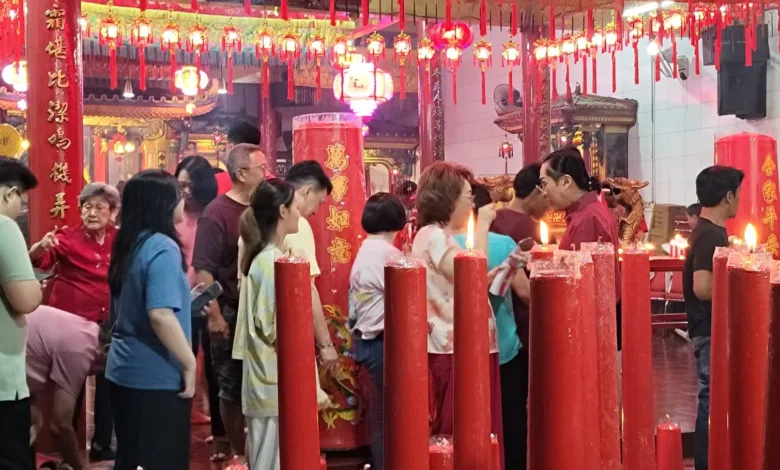 Umat Tionghoa bersama tokoh lintas agama memadati Vihara Bhumi Pharsjia Cianjur saat perayaan Imlek 2577 Kuda Api, mencerminkan harmoni dan toleransi antar umat beragama di Kota Tauco. Foto: Istimewa