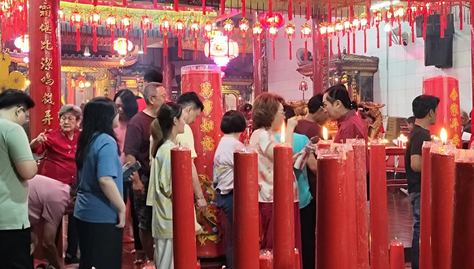 Umat Tionghoa bersama tokoh lintas agama memadati Vihara Bhumi Pharsjia Cianjur saat perayaan Imlek 2577 Kuda Api, mencerminkan harmoni dan toleransi antar umat beragama di Kota Tauco. Foto: Istimewa