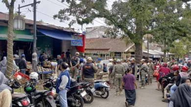 Petugas Satpol PP Kabupaten Cianjur menertibkan pedagang kaki lima (PKL) yang berjualan di badan jalan dan trotoar kawasan Bomero Citywalk menjelang Ramadan 1447 H. Foto: Istimewa