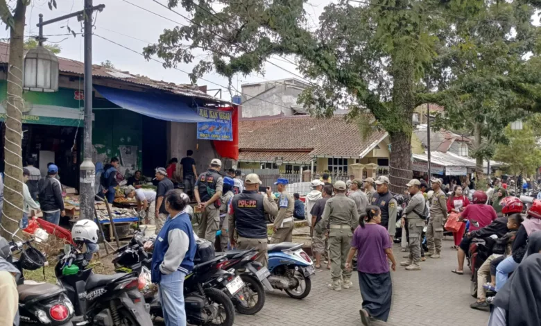 Petugas Satpol PP Kabupaten Cianjur menertibkan pedagang kaki lima (PKL) yang berjualan di badan jalan dan trotoar kawasan Bomero Citywalk menjelang Ramadan 1447 H. Foto: Istimewa