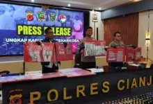 Kapolres Cianjur AKBP A. Alexander Yurikho Hadi menunjukkan barang bukti hasil pengungkapan 29 kasus narkotika dan obat keras terbatas dalam konferensi pers di Mapolres Cianjur, Selasa (17/2/2026). Sebanyak 40 tersangka diringkus dengan barang bukti sabu, ganja, puluhan ribu butir OKT, dan ratusan botol miras jelang Ramadan 1447 H. Foto: Rendi Irawan