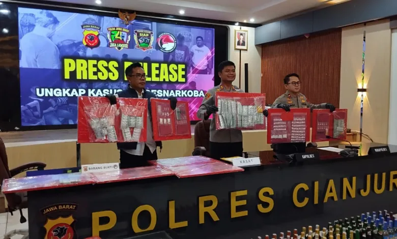 Kapolres Cianjur AKBP A. Alexander Yurikho Hadi menunjukkan barang bukti hasil pengungkapan 29 kasus narkotika dan obat keras terbatas dalam konferensi pers di Mapolres Cianjur, Selasa (17/2/2026). Sebanyak 40 tersangka diringkus dengan barang bukti sabu, ganja, puluhan ribu butir OKT, dan ratusan botol miras jelang Ramadan 1447 H. Foto: Rendi Irawan