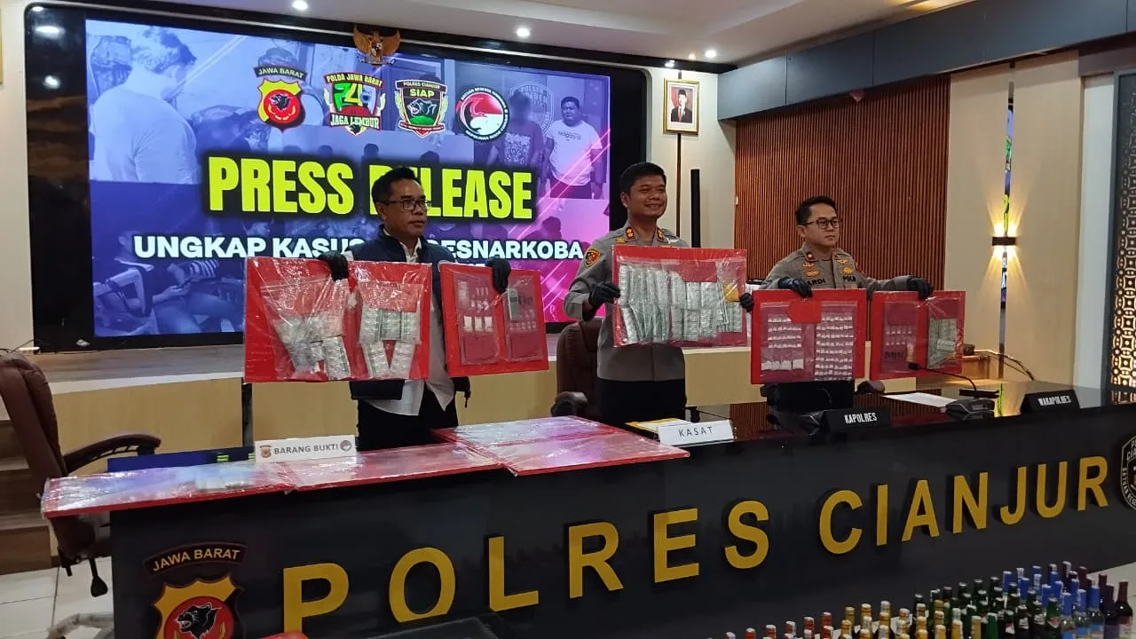 Kapolres Cianjur AKBP A. Alexander Yurikho Hadi menunjukkan barang bukti hasil pengungkapan 29 kasus narkotika dan obat keras terbatas dalam konferensi pers di Mapolres Cianjur, Selasa (17/2/2026). Sebanyak 40 tersangka diringkus dengan barang bukti sabu, ganja, puluhan ribu butir OKT, dan ratusan botol miras jelang Ramadan 1447 H. Foto: Rendi Irawan