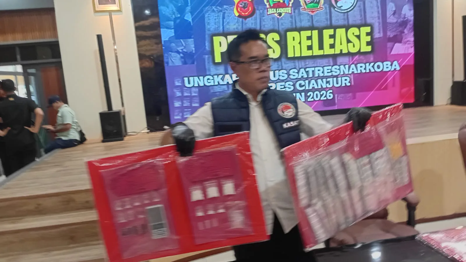 Kasat Narkoba Polres Cianjur, AKP Tatang Sunarya, menunjukkan barang bukti hasil pengungkapan 29 kasus narkoba periode Januari–Februari 2026 dalam press release di Mapolres Cianjur, Selasa (17/2/2026). Foto: Fauzi/Cianjur Update