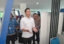 Bupati Cianjur, Mohammad Wahyu Ferdian, meninjau layanan Mall Pelayanan Publik (MPP) usai penandatanganan MoU bersama Polres, Samsat, dan BPJS Kesehatan untuk meningkatkan pelayanan yang responsif, cepat, dan nyaman bagi masyarakat, Rabu (18/2). Foto: Fauzi/Cianjur Update
