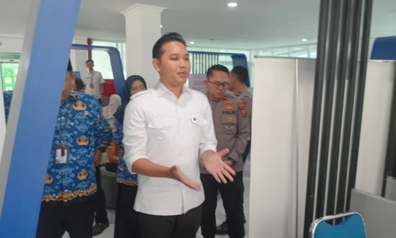 Bupati Cianjur, Mohammad Wahyu Ferdian, meninjau layanan Mall Pelayanan Publik (MPP) usai penandatanganan MoU bersama Polres, Samsat, dan BPJS Kesehatan untuk meningkatkan pelayanan yang responsif, cepat, dan nyaman bagi masyarakat, Rabu (18/2). Foto: Fauzi/Cianjur Update