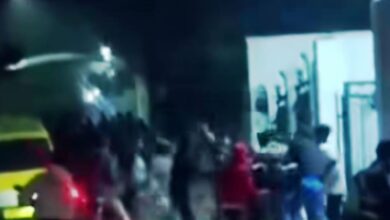 Aksi heroik sopir angkot membubarkan duel perang sarung pelajar di Jalan Pasir Kampung, Desa Cipendawa, Pacet, Cianjur, Sabtu (21/2/2026) dini hari. Foto: Istimewa