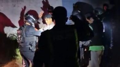 Petugas Tim Patroli Jago Presisi Satsamapta Polres Cianjur mengamankan sejumlah pelajar yang diduga hendak melakukan aksi perang sarung saat patroli malam di wilayah Cianjur, Minggu (22/2) dini hari. Foto: Istimewa