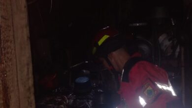 Petugas Damkar Kabupaten Cianjur melakukan pendinginan usai kebakaran rumah bedeng di Kelurahan Sawah Gede, Cianjur, Senin (23/2/2026) sore. Kebakaran diduga akibat kebocoran gas elpiji dan menyebabkan empat orang mengalami luka bakar. Foto: Istimewa