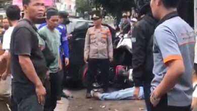 Petugas kepolisian dan warga berada di lokasi kecelakaan beruntun yang melibatkan dua mobil dan empat sepeda motor di Jalan Raya Cibeber–Cilaku, Kampung Bolenglang, Desa Sukasari, Kecamatan Cilaku, Cianjur, Rabu (25/2/2026). Satu orang dilaporkan meninggal dunia di tempat. Foto: Istimewa
