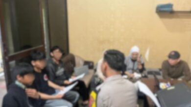 Petugas Polsek Pacet melakukan pembinaan terhadap sejumlah remaja yang diamankan saat patroli malam, terkait dugaan rencana tawuran bermodus “perang sarung” di Desa Cipendawa, Kecamatan Pacet, Cianjur, Selasa (24/2/2026). Foto: Istimewa