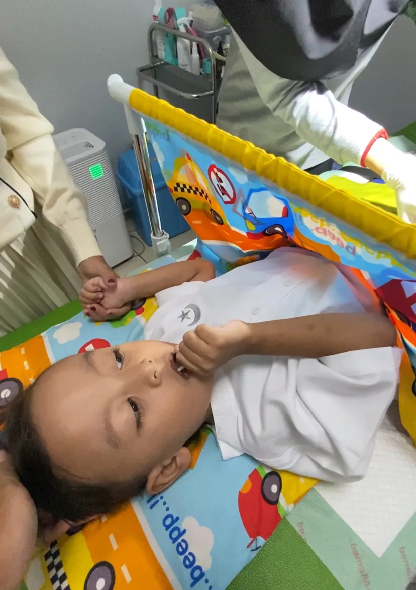 "Nyaman Tanpa Drama." Ananda Muhammad Eshar Rumi tampak tenang dan santai saat menjalani prosesi khitan.